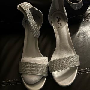 Ladies silver glitter kitten heel ankle strap back zip sandals 9.5